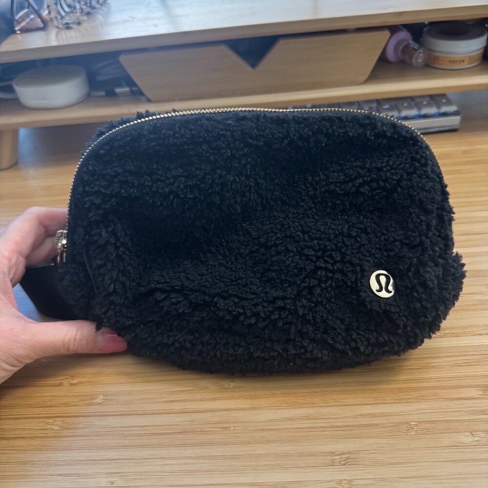 Lululemon Everywhere FLEECE Sherpa Belt Bag in Black/Gold